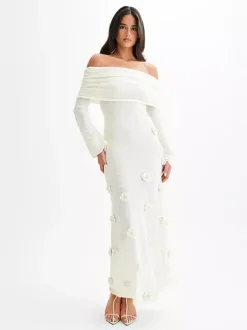 Robe de soirée blanche décontractée à fleurs manches longues et épaules dénudées ornée de fleurs.