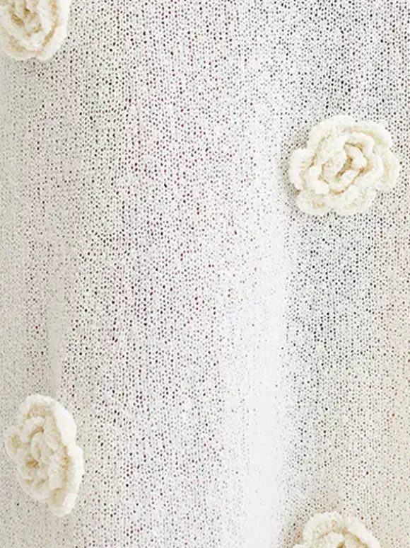 Robe de soirée blanche décontractée à fleurs manches longues et épaules dénudées ornée de fleurs.