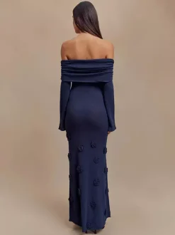 Robe de soirée blanche décontractée à fleurs manches longues et épaules dénudées ornée de fleurs.