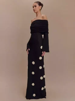 Robe de soirée blanche décontractée à fleurs manches longues et épaules dénudées ornée de fleurs.