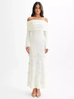 Robe de soirée blanche décontractée à fleurs manches longues et épaules dénudées ornée de fleurs.