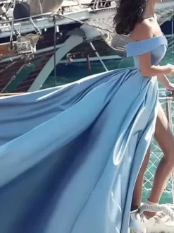 Robe de soirée bleu en satin col bateau jupe plissée fendue à traîne robe cérémonie