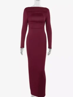 Robe de soirée bordeaux à manches longues épaules dénudées et dos nu
