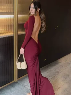 Robe de soirée bordeaux à manches longues épaules dénudées et dos nu