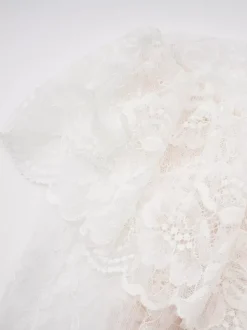 Robe de soirée longue blanche à col montant manches longues en dentelle manches évasées style chic semi-formel