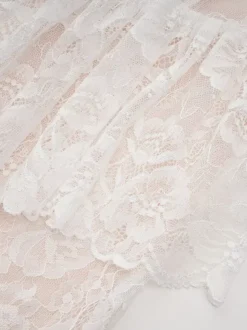 Robe de soirée longue blanche à col montant manches longues en dentelle manches évasées style chic semi-formel
