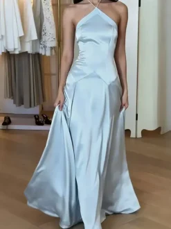 Robe de soirée longue bleu ciel clair à strass dos nu satin fluide et sexy style semi-formel