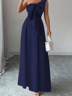 Robe de soirée longue bleu ciel clair à une épaule ornée de fleurs sans manches asymétrique élégante et semi-formelle