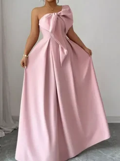 Robe de soirée longue bleu ciel clair à une épaule ornée de fleurs sans manches asymétrique élégante et semi-formelle