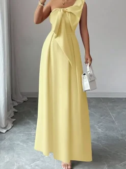 Robe de soirée longue bleu ciel clair à une épaule ornée de fleurs sans manches asymétrique élégante et semi-formelle