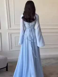 Robe de soirée longue bordeaux à col rond et lacets manches longues évasées style sexy