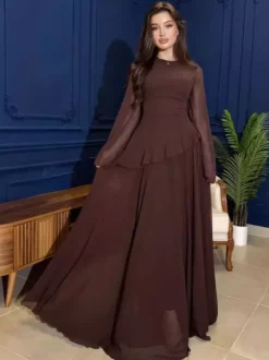 Robe de soirée longue bordeaux à col rond et lacets manches longues évasées style sexy
