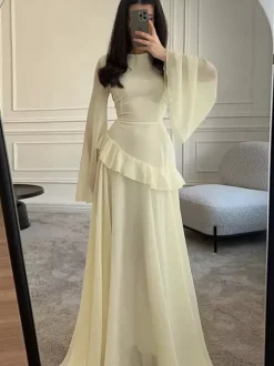 Robe de soirée longue bordeaux à col rond et lacets manches longues évasées style sexy