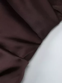 Robe de soirée longue marron café dos nu plissée sans manches style semi-formel