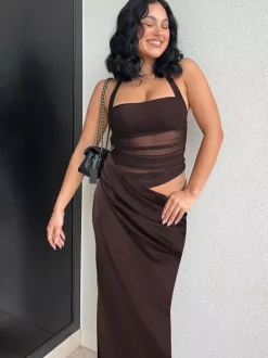 Robe de soirée longue marron café dos nu plissée sans manches style semi-formel