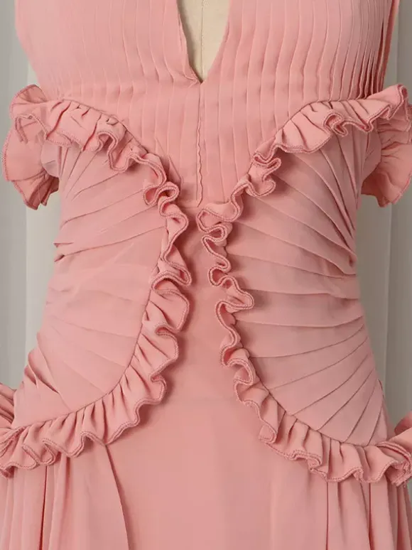 Robe de soirée longue maxi fluide à volants col halter et col V sans manches plissée et à col V idéale pour les mariages.