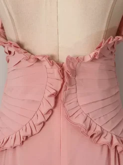 Robe de soirée longue maxi fluide à volants col halter et col V sans manches plissée et à col V idéale pour les mariages.