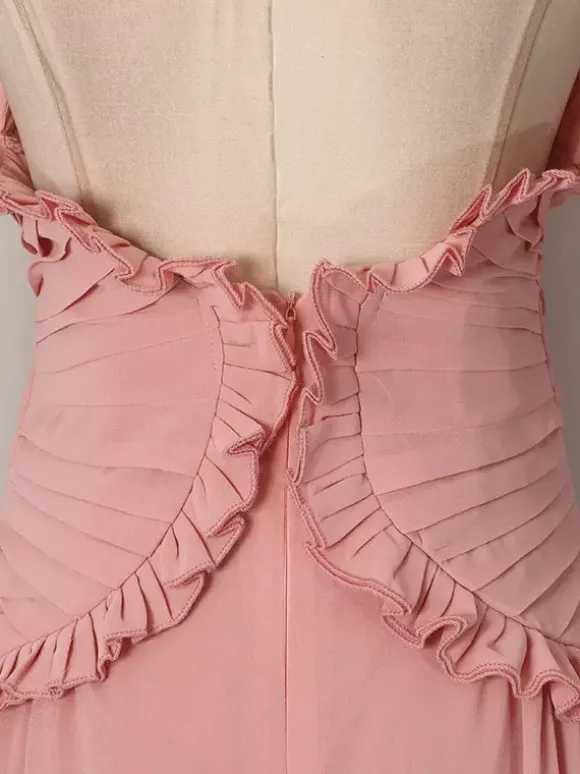 Robe de soirée longue maxi fluide à volants col halter et col V sans manches plissée et à col V idéale pour les mariages.