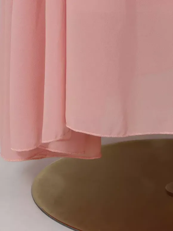Robe de soirée longue maxi fluide à volants col halter et col V sans manches plissée et à col V idéale pour les mariages.