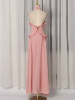 Robe de soirée longue maxi fluide à volants col halter et col V sans manches plissée et à col V idéale pour les mariages.