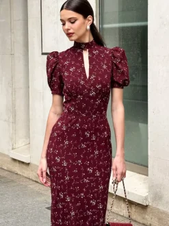Robe de soirée maxi bordeaux à manches courtes bouffantes et col montant