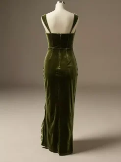 Robe de soirée maxi en velours vert à fines bretelles et col asymétrique sexy et semi-formelle.