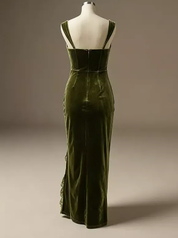 Robe de soirée maxi en velours vert à fines bretelles et col asymétrique sexy et semi-formelle.