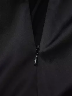 Robe de soirée maxi noire à bretelles et rubans au cou cintrée style chic semi-formel