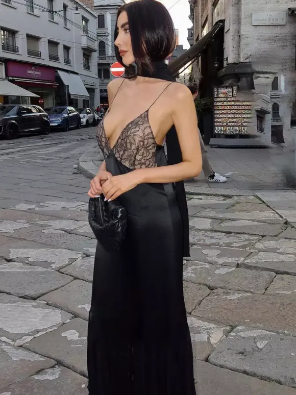 Robe de soirée maxi noire à bretelles décolleté sculptant élégante semi-formelle idéale pour l'été.