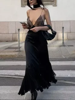 Robe de soirée maxi noire à bretelles décolleté sculptant élégante semi-formelle idéale pour l'été.