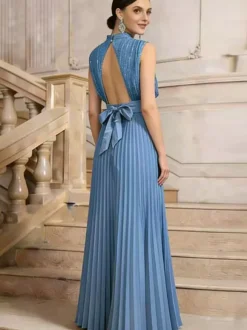 Robe de soirée maxi plissée à col montant et sequins sans manches avec n艙ud dans le dos