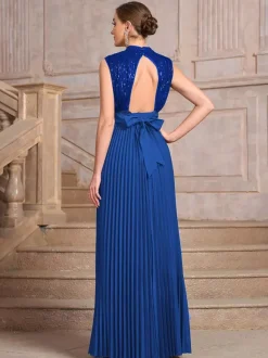 Robe de soirée maxi plissée à col montant et sequins sans manches avec n艙ud dans le dos
