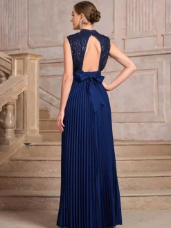 Robe de soirée maxi plissée à col montant et sequins sans manches avec n艙ud dans le dos