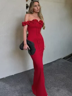 Robe de soirée maxi rouge à épaules dénudées et volants chic et semi-formelle idéale pour l'été.