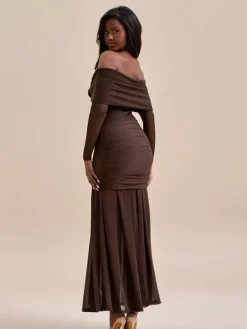 Robe de soirée maxi rouge à épaules dénudées plissée manches longues élégante et semi-formelle