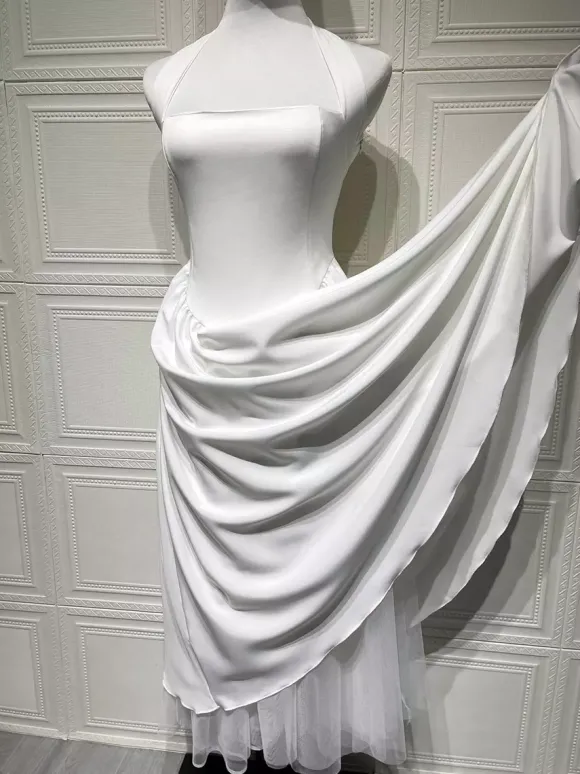 Robe de soirée mi-longue rose pâle à dos nu et coupe trapèze pour femme 2026