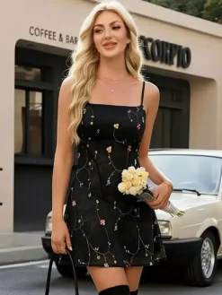 Robe de soirée mini-robe noire à bretelles col zippé sans manches dos nu chic et semi-formelle