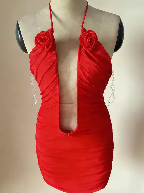 Robe de soirée moulante sexy à décolleté plongeant en V et froncée ornée d'appliqués de roses dos nu collection femme 2026