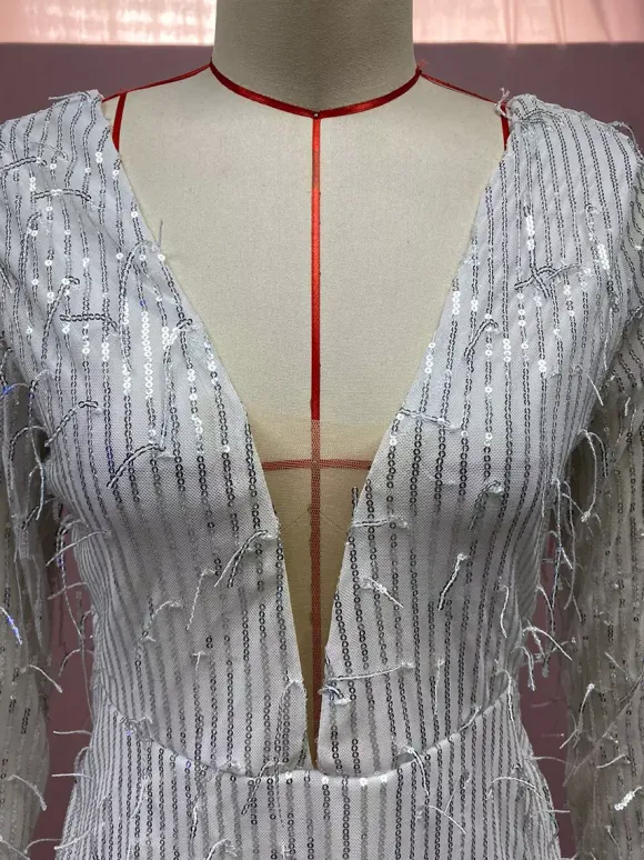 Robe de soirée pour femme col V sequins chics manches longues dos nu argentée sexy