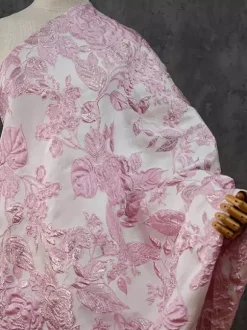 Robe de soirée pour la mère de la mariée décolleté travaillé manches courtes coupe trapèze longueur thé.