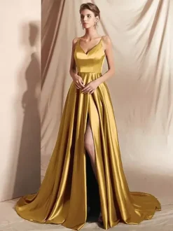 Robe de soirée trapèze en satin à col en V et traîne fendue sur le devant idéale pour les fêtes.