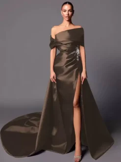 Robe de soirée trapèze à épaules dénudées avec traîne sans manches à lacets en tissu satiné plissé Robes de concours sociales