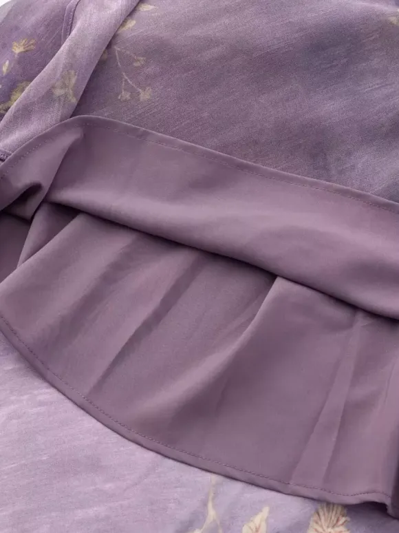 Robe de tous les jours pour femme à fleurs violettes sans manches col en V et taille haute.