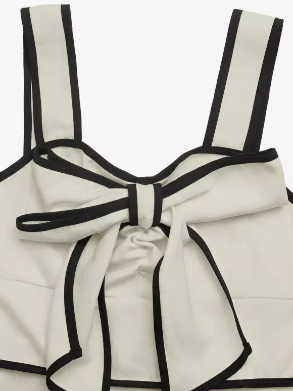 Robe de vacances ivoire à bretelles midi et bordures noires contrastées