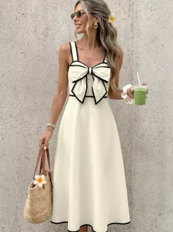 Robe de vacances ivoire à bretelles midi et bordures noires contrastées