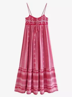 Robe de vacances à épaules dénudées sans manches en maille patchwork bretelles et col chic couleur pêche.