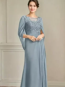 Robe d'invitée pour la mère de la mariée décolleté illusion manches mi-longues coupe trapèze en dentelle longueur au sol idéale pour un mariage.