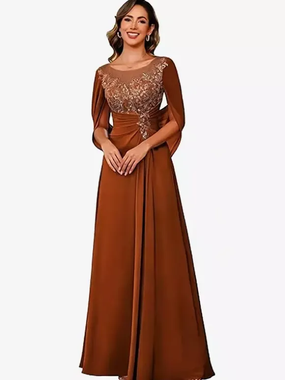 Robe d'invitée pour la mère de la mariée décolleté illusion manches mi-longues coupe trapèze en dentelle longueur au sol idéale pour un mariage.