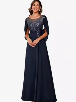 Robe d'invitée pour la mère de la mariée décolleté illusion manches mi-longues coupe trapèze en dentelle longueur au sol idéale pour un mariage.