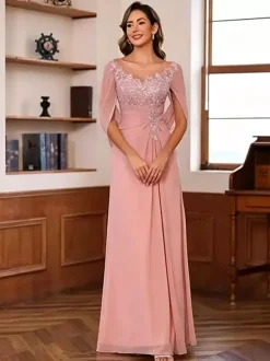 Robe d'invitée pour la mère de la mariée décolleté illusion manches mi-longues coupe trapèze en dentelle longueur au sol idéale pour un mariage.